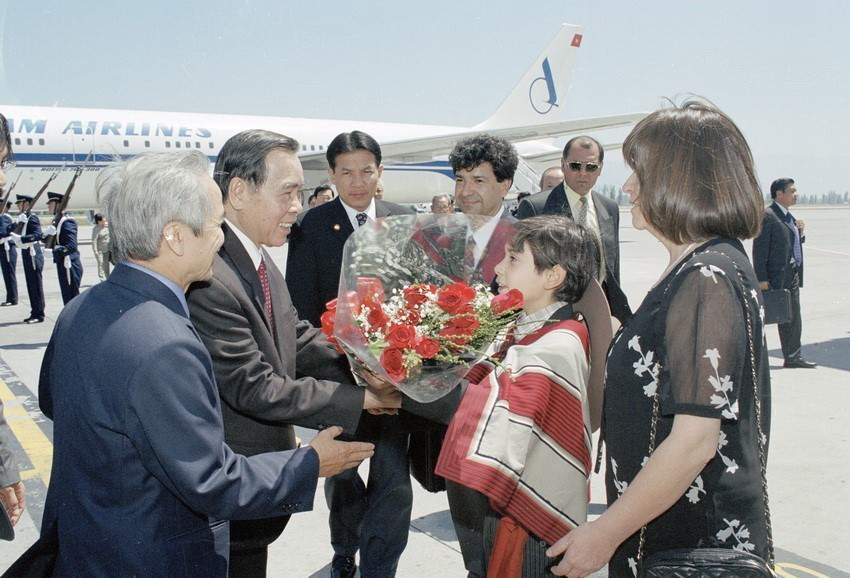 Lễ đón Thủ tướng Phan Văn Khải thăm chính thức Chile tại sân bay quốc tế Santiago de Chile năm 2002. (Ảnh: Đức Tám/TTXVN)