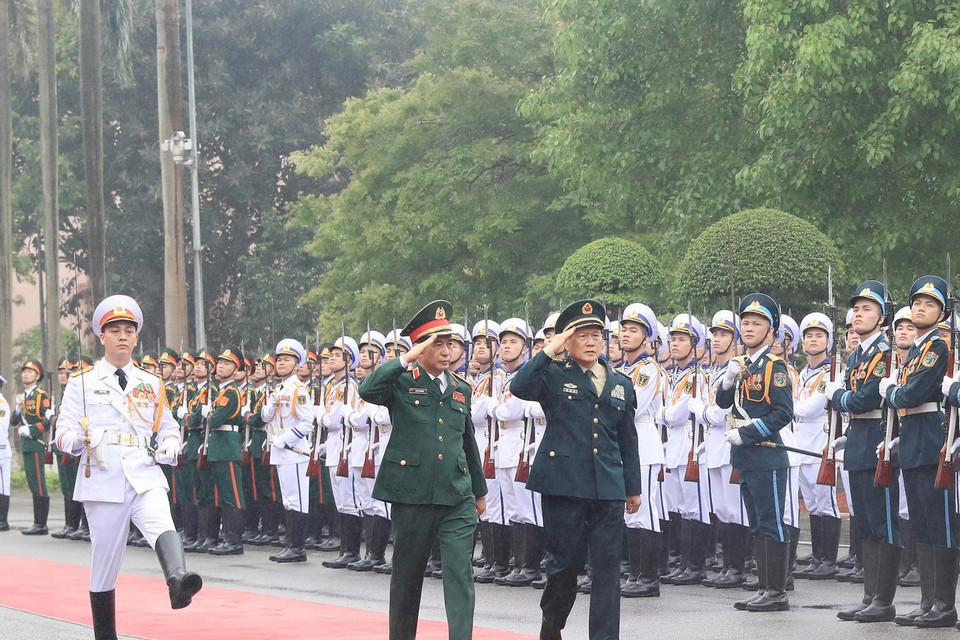 Bộ trưởng Bộ Quốc phòng Việt Nam Phan Văn Giang, Bộ trưởng Bộ Quốc phòng Trung Quốc Ngụy Phượng Hòa duyệt đội danh dự Quân đội Nhân dân Việt Nam. (Ảnh: Trọng Đức - TTXVN)
