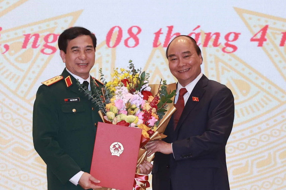 Ủy viên Bộ Chính trị, Chủ tịch nước Nguyễn Xuân Phúc tặng hoa cho Bộ trưởng Bộ Quốc phòng Phan Văn Giang. (Ảnh: Thống Nhất/TTXVN)