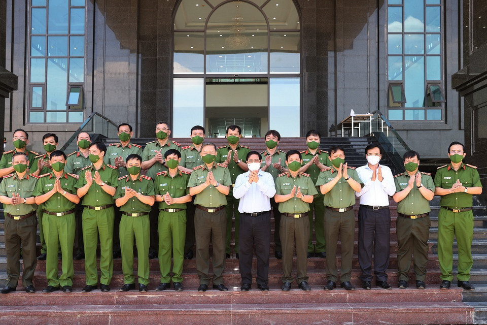  Thủ tướng Phạm Minh Chính với các đại biểu Bộ Công an và Viện Khoa học hình sự. (Ảnh: Dương Giang/TTXVN)