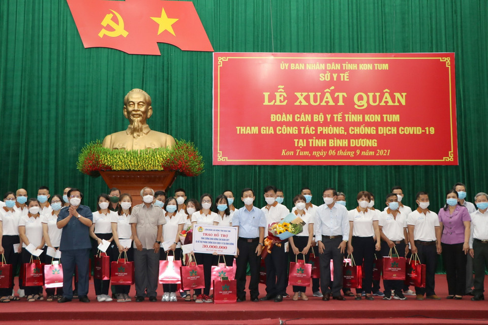 Lãnh đạo tỉnh Kon Tum tặng hoa, quà và động viên các bác sỹ, điều dưỡng tham gia đoàn công tác. (Ảnh: Dư Toán/TTXVN)