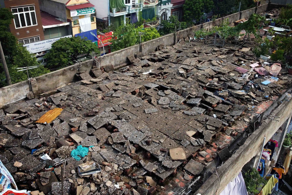  Lớp bêtông chống thấm, chống nóng tầng thượng khu tập thể của Công ty Cổ phần In Phúc Yên bị long lở, hư hại. (Ảnh: Hoàng Hùng/TTXVN)