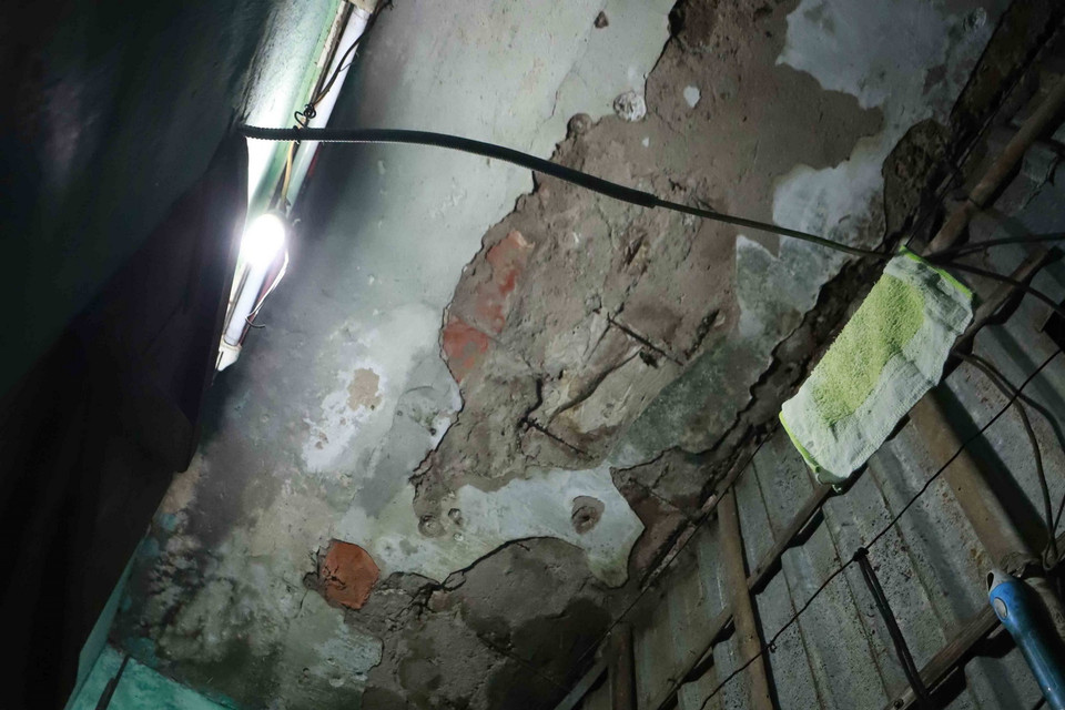  Trần nhà chị Hạnh ở tầng 4 khu tập thể của Công ty Cổ phần In Phúc Yên bị lở từng mảng lớn, đã nhiều lần rơi xuống gây nguy hiểm cho người dân. (Ảnh: Hoàng Hùng/TTXVN)