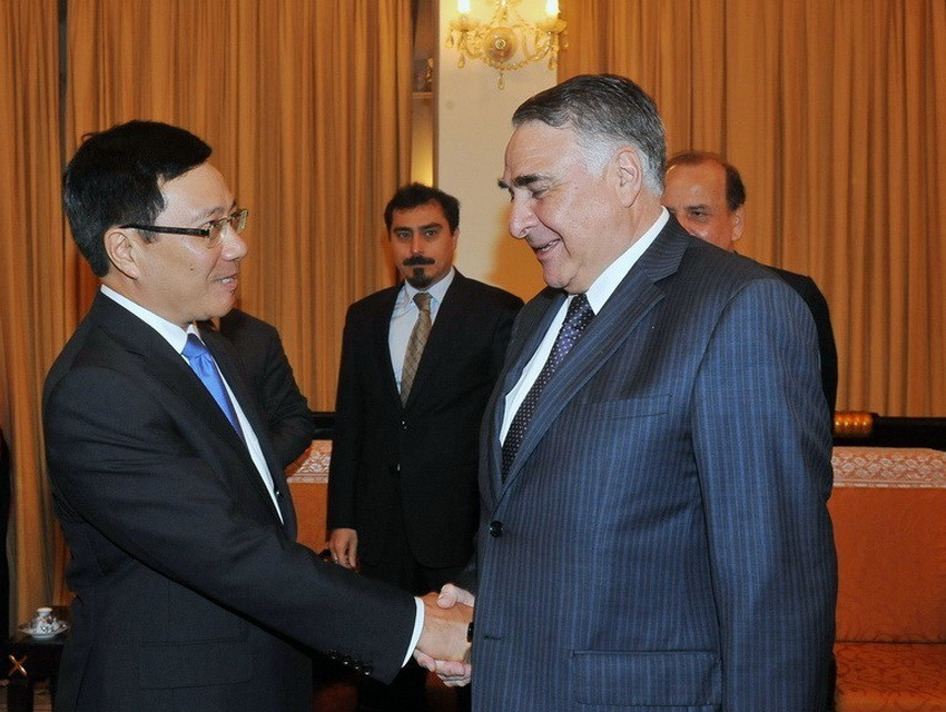 Phó Thủ tướng, Bộ trưởng Ngoại giao Phạm Bình Minh tiếp Thứ trưởng Ngoại giao Chile Edgardo Riveros Marin thăm và làm việc tại Việt Nam năm 2016. (Ảnh: Nguyễn Khang/TTXVN)