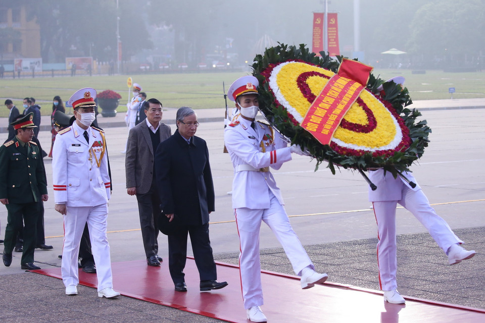 Ông Trần Quốc Vượng, Ủy viên Bộ Chính trị, Thường trực Ban Bí thư cùng đoàn công tác đến đặt vòng hoa và vào Lăng viếng Chủ tịch Hồ Chí Minh. (Ảnh: Dương Giang/TTXVN)