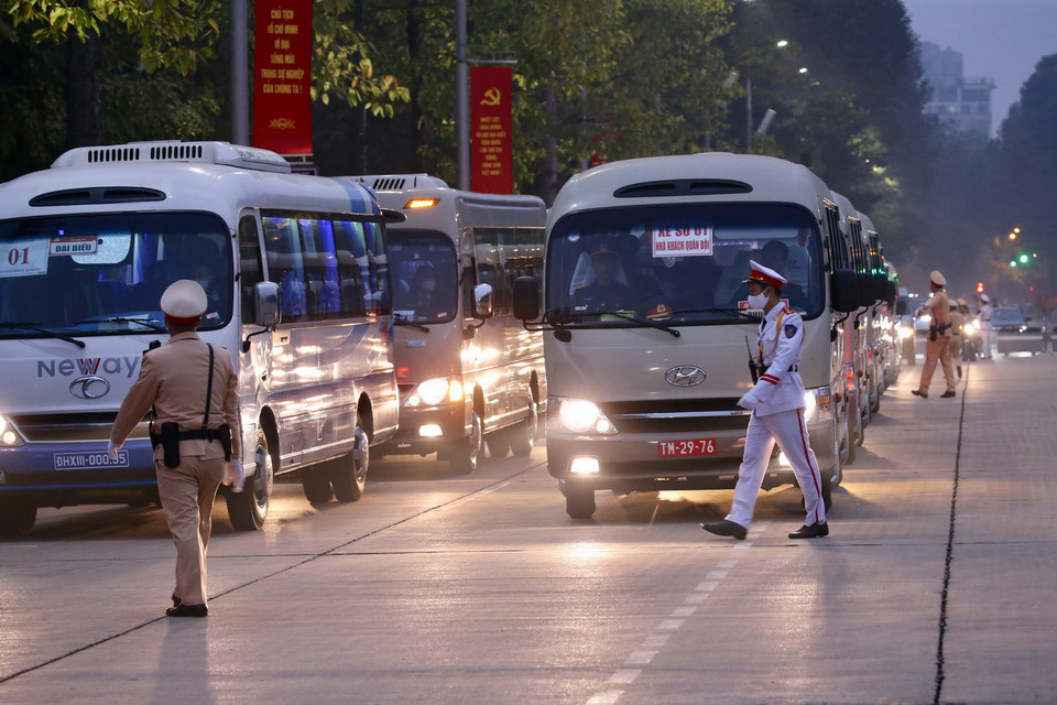  Lực lượng chức năng hướng dẫn các đoàn vào Lăng viếng Chủ tịch Hồ Chí Minh. (Ảnh: Dương Giang/TTXVN)