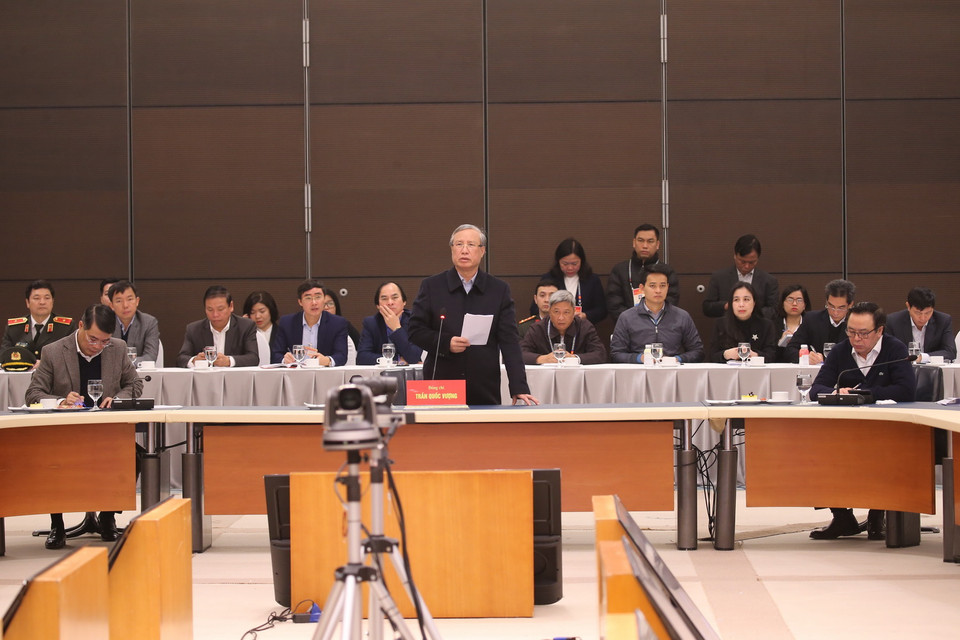 Ông Trần Quốc Vượng, Ủy viên Bộ Chính trị, Thường trực Ban Bí thư cùng đoàn công tác đến đặt vòng hoa và vào Lăng viếng Chủ tịch Hồ Chí Minh. (Ảnh: Dương Giang/TTXVN)