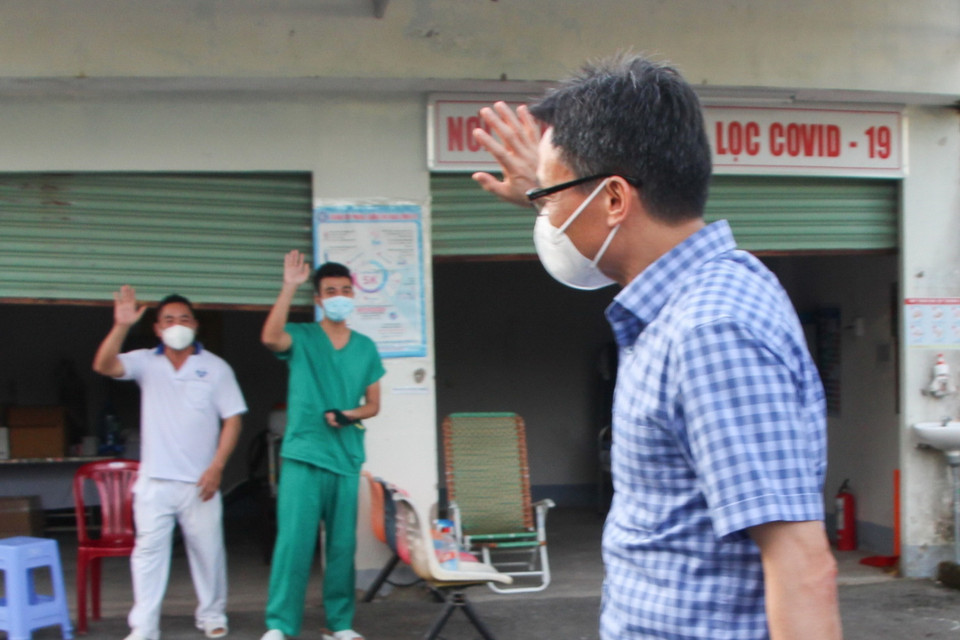  Phó Thủ tướng Vũ Đức Đam chào lực lượng y tế làm nhiệm vụ tại Bệnh viện Phổi tỉnh Hậu Giang - nơi đang điều trị bệnh nhân mắc COVID-19. (Ảnh: Hồng Thái/TTXVN)