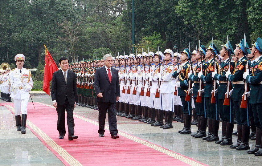 Chủ tịch nước Trương Tấn Sang chủ trì lễ đón Tổng thống Chile Sebastian Pinera Echenique thăm cấp Nhà nước đến Việt Nam năm 3/2012. (Ảnh: Nguyễn Khang/TTXVN