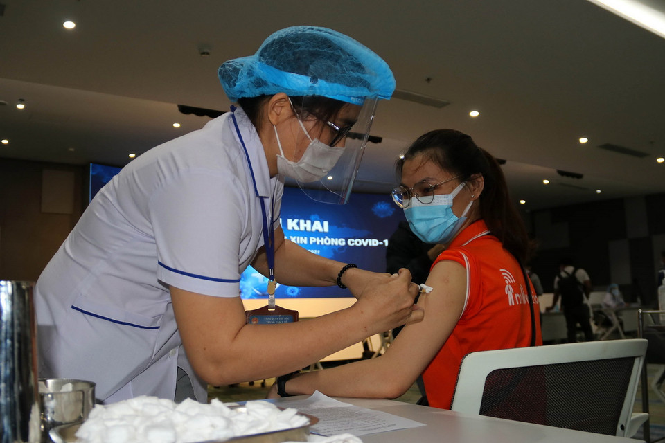 Lực lượng y, bác sỹ TP Hồ Chí Minh, TP Thủ Đức chuẩn bị vaccine phòng COVID-19 trước khi tiêm tại Công ty TNHH phần mềm FPT ở TP Hồ Chí Minh. (Ảnh: Thanh Vũ/TTXVN)