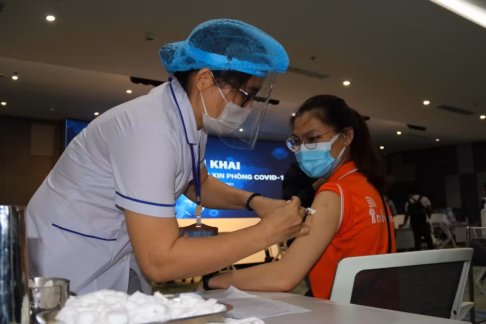 Lực lượng y, bác sỹ TP Hồ Chí Minh, TP Thủ Đức chuẩn bị vaccine phòng COVID-19 trước khi tiêm tại Công ty TNHH phần mềm FPT ở TP Hồ Chí Minh. (Ảnh: Thanh Vũ/TTXVN)