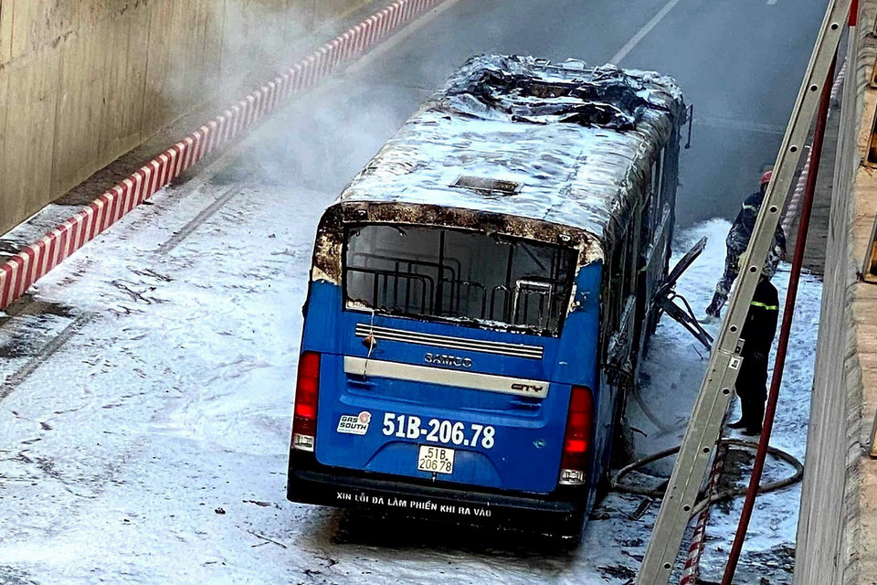 Lực lượng cứu hỏa nhanh chóng có mặt và dập tắt đám cháy sau vài phút. (Ảnh: TTXVN phát)