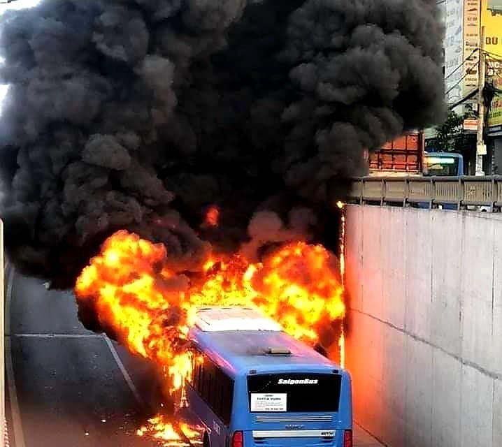 Chiếc xe buýt bốc cháy dữ dội. (Ảnh: TTXVN phát)