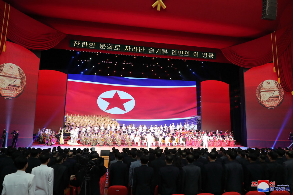 Biểu diễn văn nghệ kỷ niệm 109 năm ngày sinh cố Chủ tịch Kim Nhật Thành tại Bình Nhưỡng, Triều Tiên, ngày 15/4. (Ảnh: Yonhap/TTXVN)