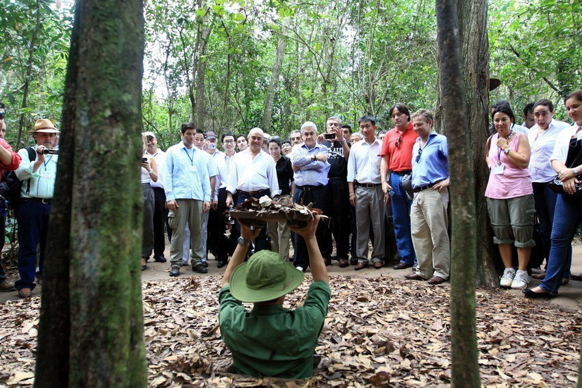 Tổng thống Chile Sebastian Pinera Echenique thăm khu di tích Địa đạo Củ Chi, Thành phố Hồ Chí Minh năm 2012. (Ảnh: Thanh Vũ/TTXVN)