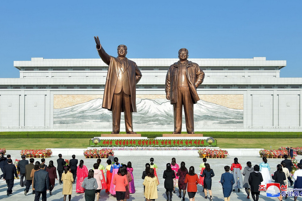 Người dân Triều Tiên đặt hoa tại tượng đài cố Chủ tịch Kim Nhật Thành và cố lãnh đạo Kim Jong-il tại Bình Nhưỡng ngày 15/4. (Ảnh: Yonhap/TTXVN)