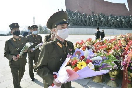  Các quan chức quân đội dâng hoa nhân kỷ niệm 109 năm ngày sinh cố Chủ tịch Kim Nhật Thành tại Đài tưởng niệm Mansu Hill ở thủ đô Bình Nhưỡng, Triều Tiên, ngày 15/4. (Ảnh: Kyodo/TTXVN)