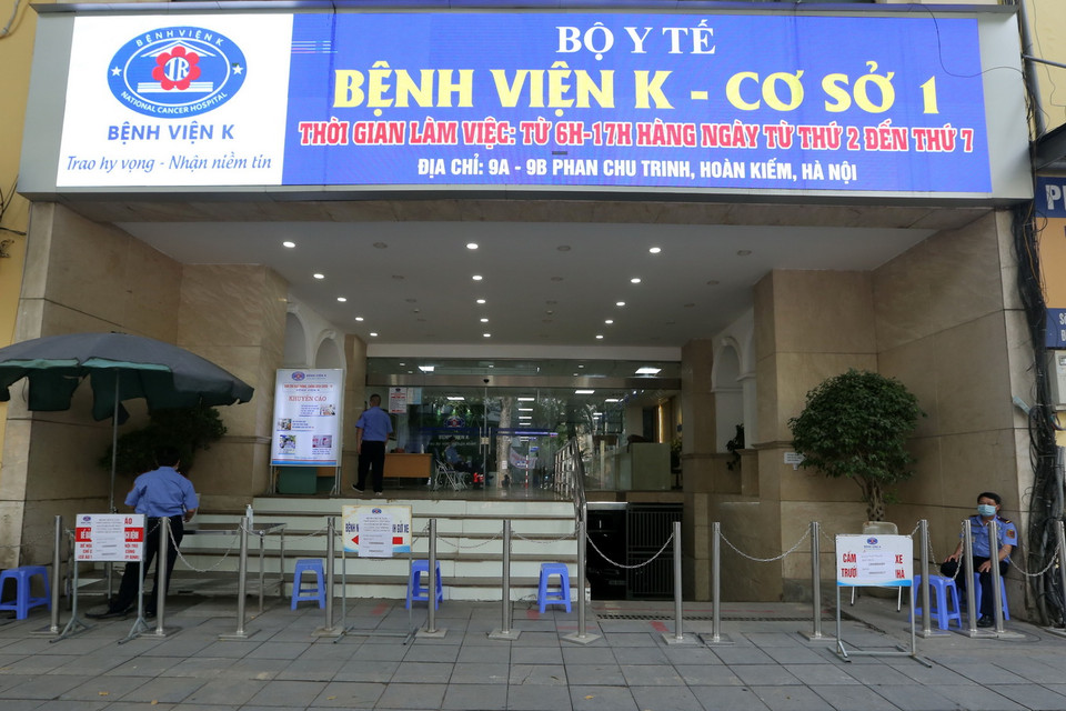Phong tỏa tạm thời Bệnh viện K - cơ sở 1, số 9 A Phan Chu Chinh, Hoàn Kiếm. (Ảnh: Hoàng Hiếu/TTXVN)