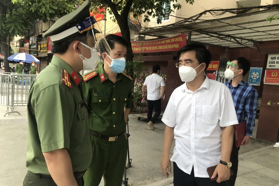 Chủ tịch UBND quận Thanh Xuân Võ Đăng Dũng trực tiếp chỉ đạo tại hiện trường. (Ảnh: Văn Cảnh/TTXVN)