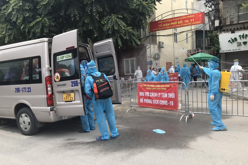 Vận chuyển các trường hợp F1 đi cách ly. (Ảnh: Văn Cảnh/TTXVN)