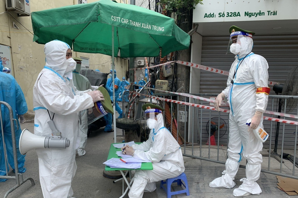 Lực lượng công an thực hiện nhiệm vụ tại hiện trường. (Ảnh: Văn Cảnh/TTXVN)