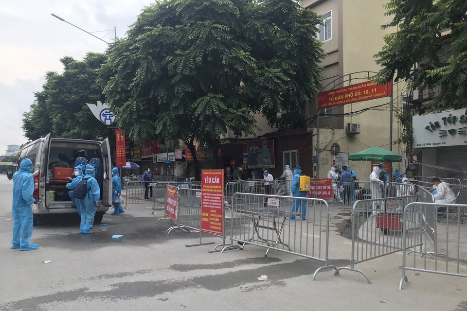 Vận chuyển các trường hợp F1 đi cách ly. (Ảnh: Văn Cảnh/TTXVN)