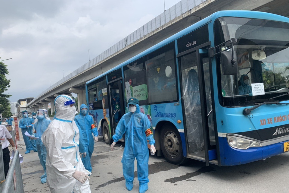 Xe buýt đưa công dân đi di dời. (Ảnh: Văn Cảnh/TTXVN)