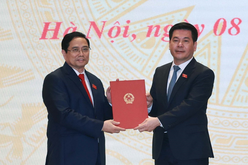 Ông Phạm Minh Chính, Ủy viên Bộ Chính trị, Thủ tướng Chính phủ trao quyết định của Chủ tịch nước bổ nhiệm ông Nguyễn Hồng Diên giữ chức Bộ trưởng Bộ Công Thương. (Ảnh: Thống Nhất/TTXVN)