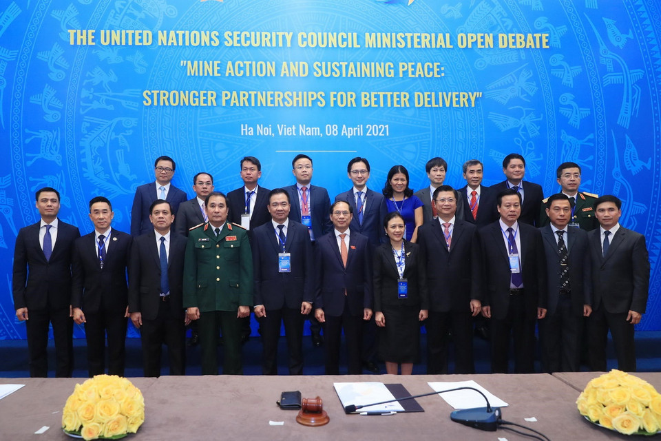 Bộ trưởng Bộ Ngoại giao Bùi Thanh Sơn với các đại biểu Việt Nam dự phiên họp. (Ảnh: Lâm Khánh/TTXVN)