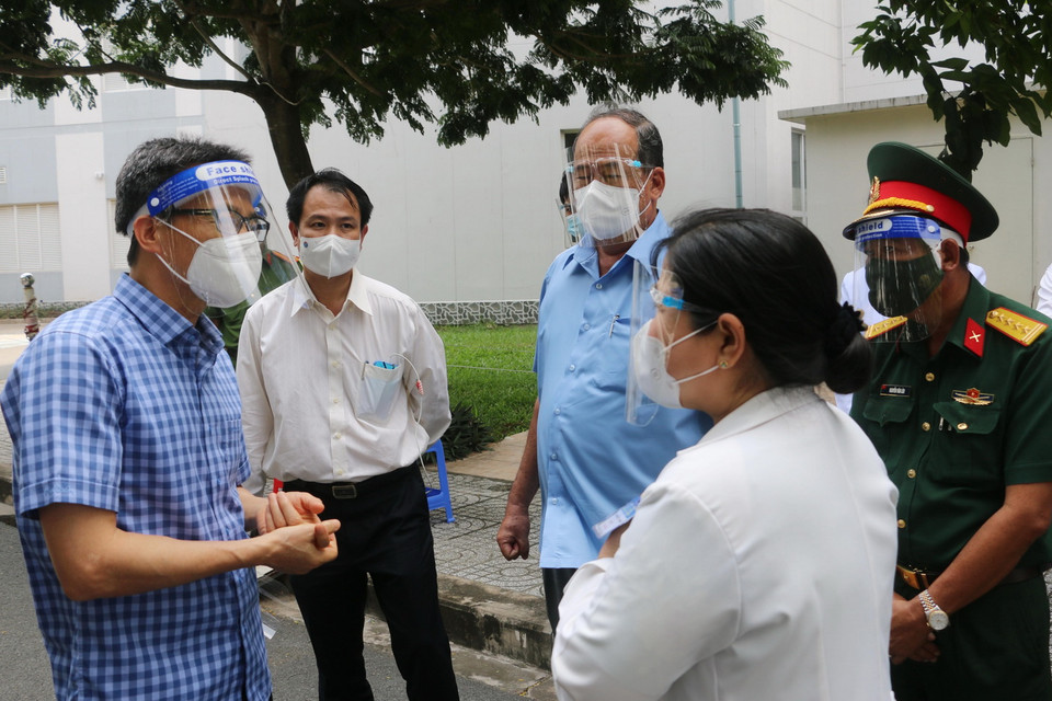 Phó Thủ tướng Chính phủ Vũ Đức Đam cùng lãnh đạo tỉnh An Giang kiểm tra công tác thu dung, điều trị bệnh nhân COVID-19 tại Bệnh viện Đa khoa trung tâm An Giang. (Ảnh: Công Mạo/TTXVN)