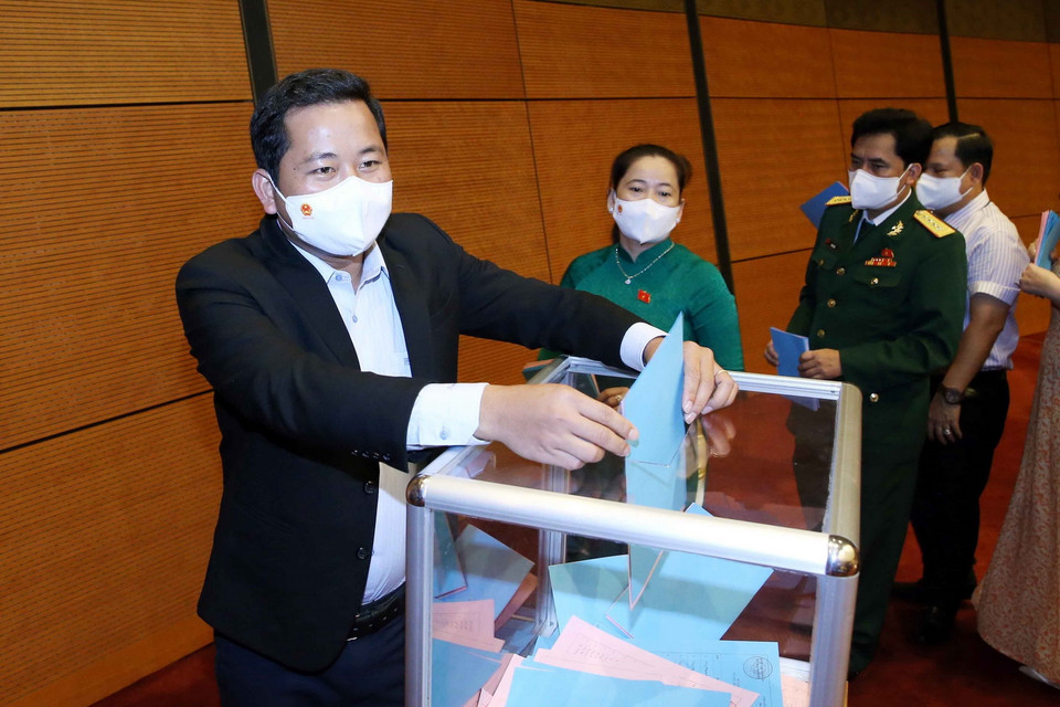 Bỏ phiếu phê chuẩn việc bổ nhiệm Phó Thủ tướng, Bộ trưởng và thành viên Chính phủ. (Ảnh: Phạm Kiên/TTXVN)