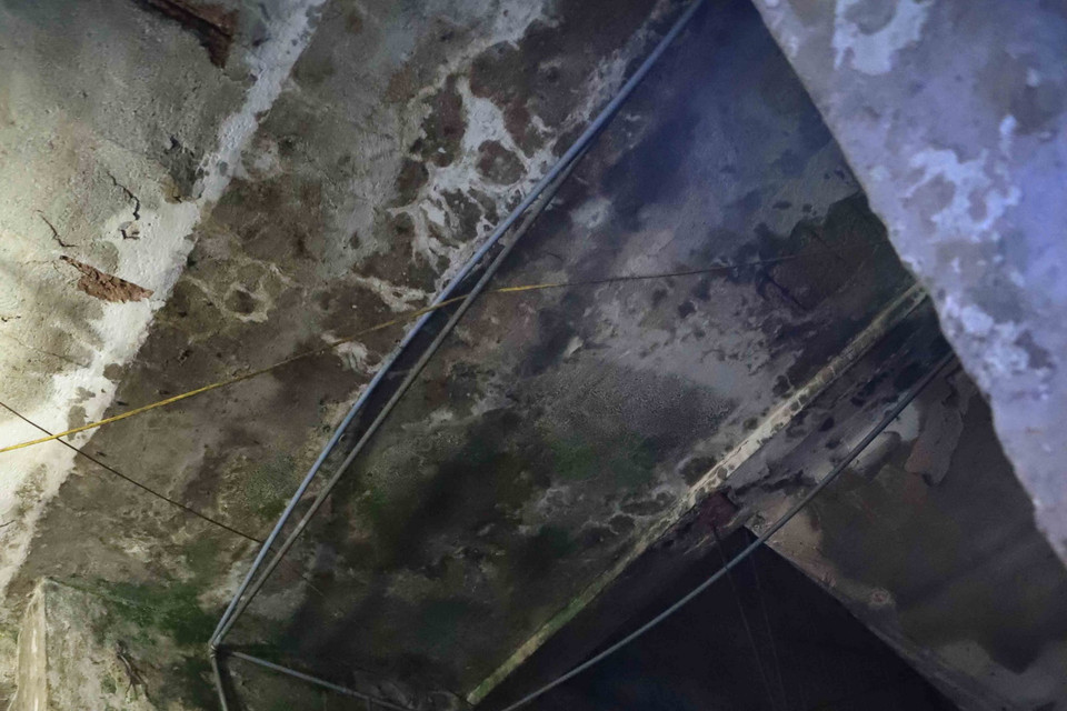  Trần nhà khu tập thể của Công ty Cổ phần In Phúc Yên rêu mốc loang lổ, thấm, dột khi mỗi khi trời mưa. (Ảnh: Hoàng Hùng/TTXVN)