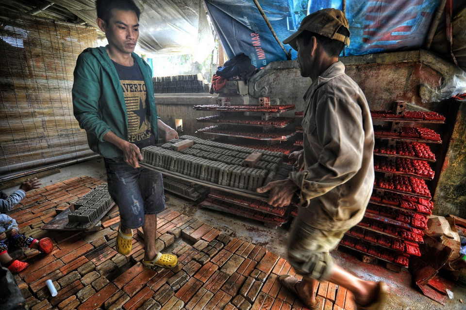 Tượng ông Công, ông Táo đúc xong sẽ được mang đi phơi. (Ảnh: Thành Đạt/TTXVN)