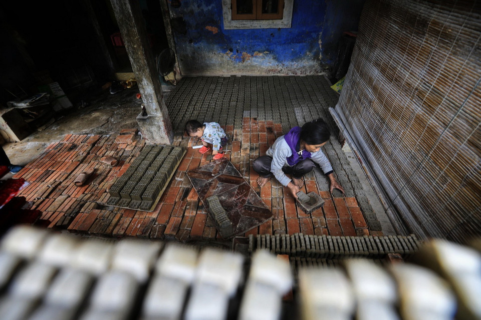 Hiện ở làng Địa Linh cũng chỉ còn vài hộ gia đình là còn tiếp tục gắn bó làm tượng ông Táo. (Ảnh: Thành Đạt/TTXVN)