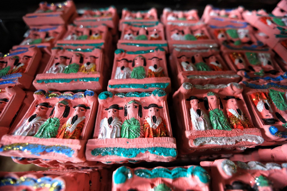 Sản phẩm được hoàn thiện để cung ứng cho thị trường dịp 23 tháng Chạp sắp đến. (Ảnh: Thành Đạt/TTXVN)