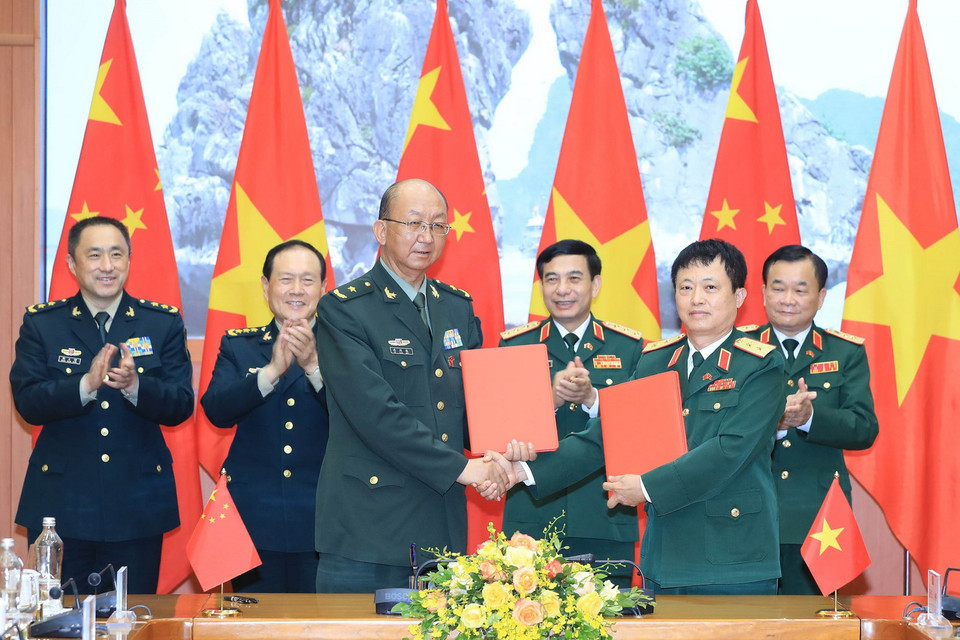 Bộ trưởng Bộ Quốc phòng Phan Văn Giang và Bộ trưởng Bộ Quốc phòng Ngụy Phượng Hòa chứng kiến Lễ ký biên bản ghi nhớ về việc thiết lập quan hệ đơn vị hữu nghị trong lĩnh vực hợp tác quân sự quốc tế giữa Bộ Quốc phòng Việt Nam và Bộ Quốc phòng Trung Quốc. (Ảnh: Trọng Đức/TTXVN)