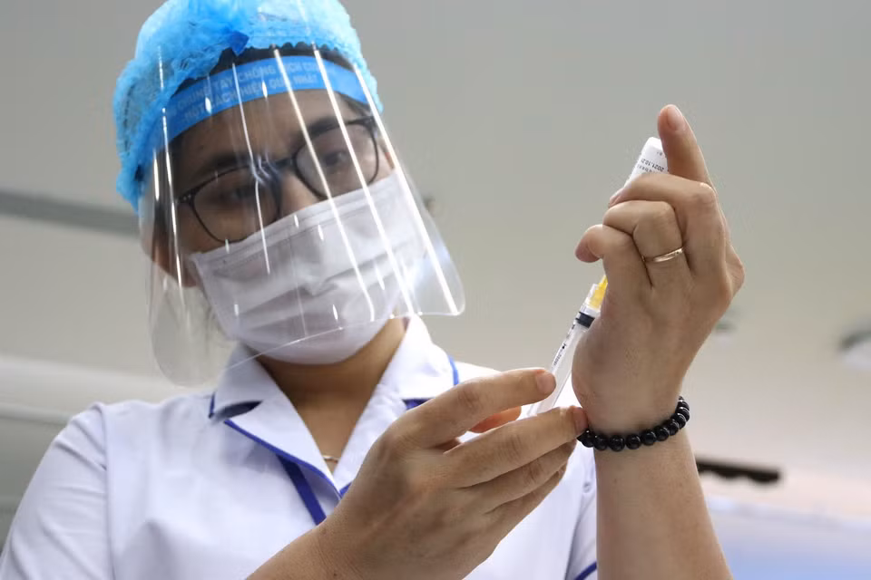 Lực lượng y, bác sỹ TP Hồ Chí Minh, TP. Thủ Đức chuẩn bị vaccine phòng COVID-19 trước khi tiêm tại Công ty TNHH phần mềm FPT ở TP Hồ Chí Minh. (Ảnh: Thanh Vũ/TTXVN)
