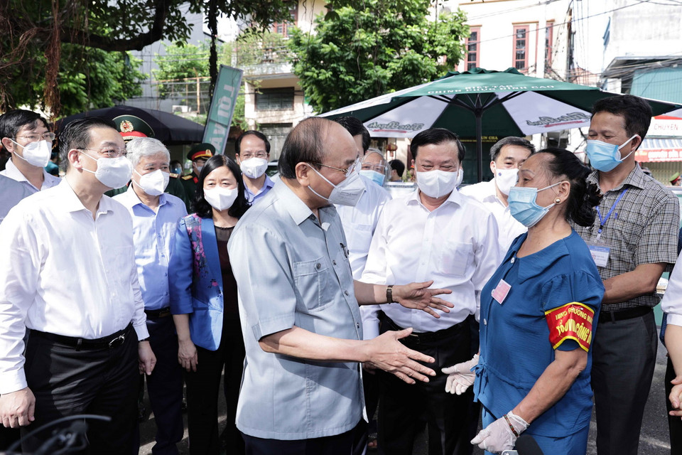 Chủ tịch nước Nguyễn Xuân Phúc thăm động viên nhân dân thực hiện tốt “Vùng xanh” tại Khu dân cư số 1, phường Mai Động, quận Hoàng Mai, Hà Nội. (Ảnh: Thống Nhất/TTXVN) 