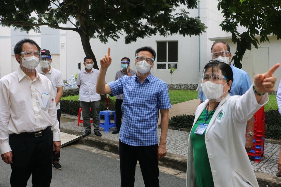 Phó Thủ tướng Chính phủ Vũ Đức Đam cùng lãnh đạo tỉnh An Giang kiểm tra công tác thu dung, điều trị bệnh nhân COVID-19 tại Bệnh viện Đa khoa trung tâm An Giang. (Ảnh: Công Mạo/TTXVN)