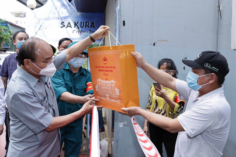 Chủ tịch nước Nguyễn Xuân Phúc thăm hỏi, động viên nhân dân tham gia bảo vệ “Vùng xanh” tại Khu dân cư phường Bạch Đằng, quận Hai Bà Trưng, Hà Nội. (Ảnh: Thống Nhất/TTXVN) 