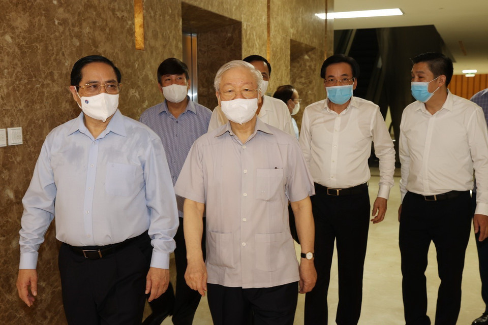  Thủ tướng Chính phủ Phạm Minh Chính đón Tổng Bí thư Nguyễn Phú Trọng tới dự Phiên họp. (Ảnh: Trí Dũng/TTXVN)