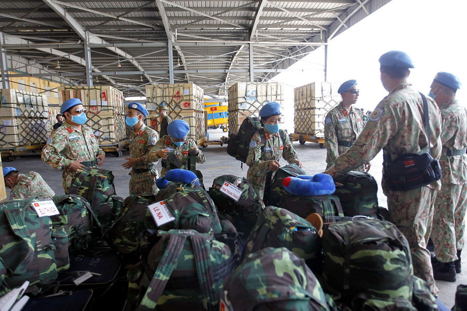 Cán bộ, nhân viên Bệnh viện dã chiến 2.3 chuẩn bị hành trang lên đường làm nhiệm vụ. (Ảnh: Thanh Vũ/TTXVN)