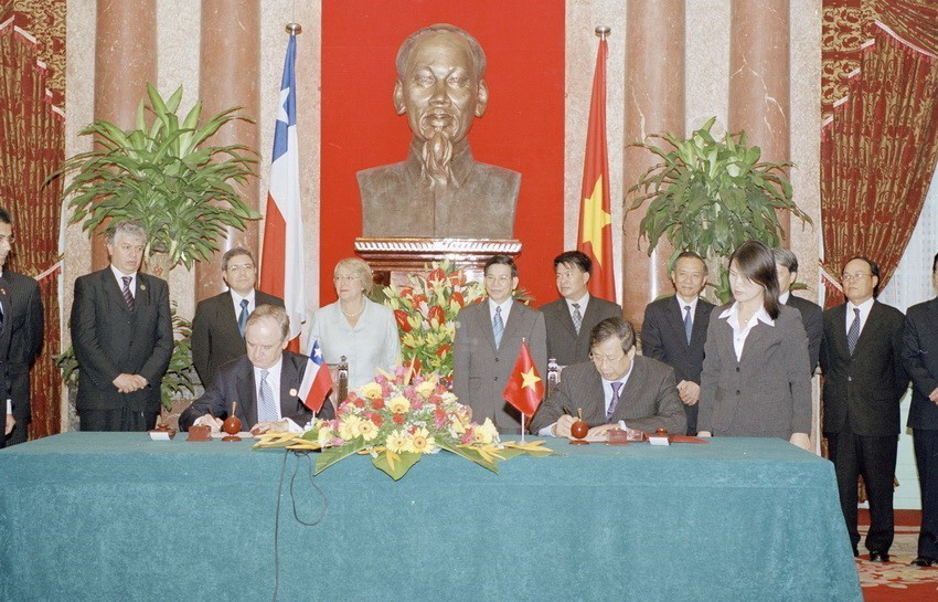 Chủ tịch nước Nguyễn Minh Triết và Tổng thống Chile Michelle Bachelet chứng kiến Lễ ký Ý định thư giữa hai nước về việc nghiên cứu tính khả thi đàm phán Hiệp định Thương mại tư do song phương năm 2006. (Ảnh: Nguyễn Khang/TTXVN)