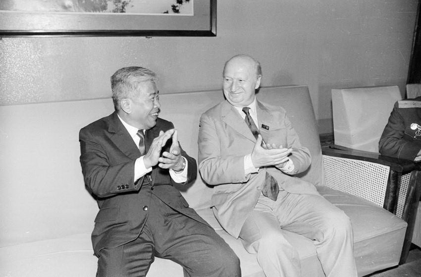 Phó Chủ tịch Hội đồng Bộ trưởng Phạm Hùng tiếp ông Volodia Teitelboim Voloski, Ủy viên Bộ chính trị Trung ương Đảng Cộng sản Chile sang dự Đại hội IV Đảng Cộng sản Việt Nam năm 1976. (Ảnh: Nhật Tường/TTXVN)