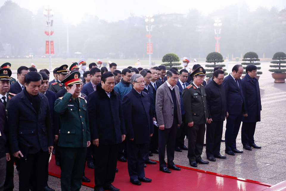 Ông Trần Quốc Vượng, Ủy viên Bộ Chính trị, Thường trực Ban Bí thư cùng đoàn công tác đến đặt vòng hoa và vào Lăng viếng Chủ tịch Hồ Chí Minh. (Ảnh: Dương Giang/TTXVN)