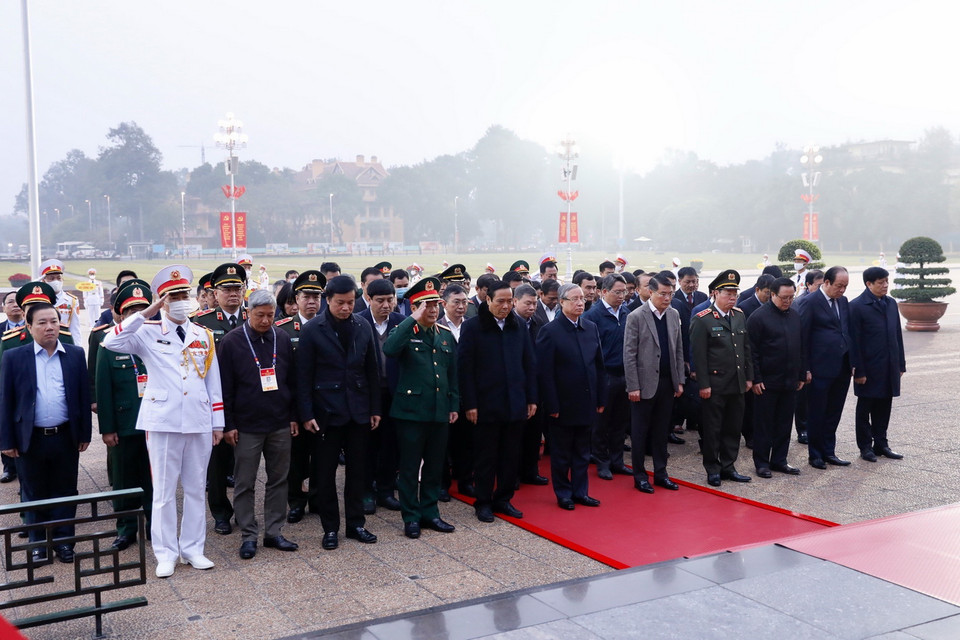 Ông Trần Quốc Vượng, Ủy viên Bộ Chính trị, Thường trực Ban Bí thư cùng đoàn công tác đến đặt vòng hoa và vào Lăng viếng Chủ tịch Hồ Chí Minh. (Ảnh: Dương Giang/TTXVN)