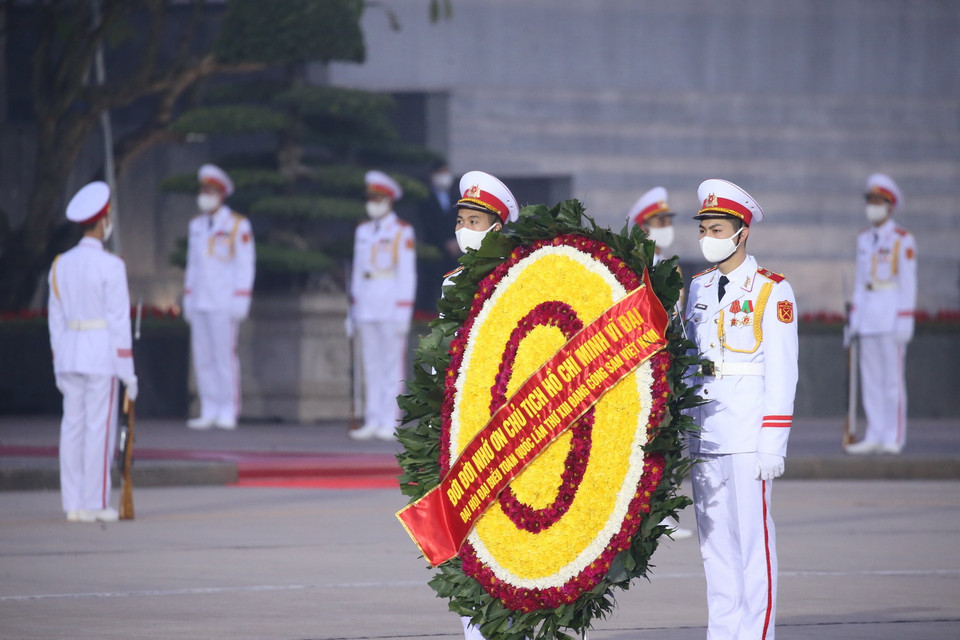  Lực lượng Bộ Tư lệnh Bảo vệ Lăng Chủ tịch Hồ Chí Minh tổng duyệt nội dung đặt vòng hoa viếng Chủ tịch Hồ Chí Minh. (Ảnh: Dương Giang/TTXVN)