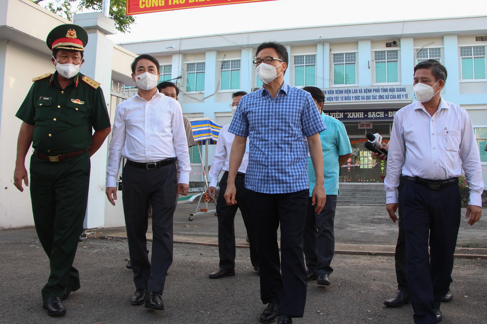  Phó Thủ tướng Vũ Đức Đam kiểm tra tại Bệnh viện Phổi tỉnh Hậu Giang. (Ảnh: Hồng Thái/TTXVN)