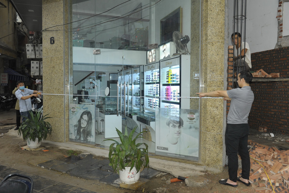 UBND quận Hai Bà Trưng chỉ đạo các phường: Minh Khai, Trương Định, Đồng Tâm kiểm tra các hộ dân dựng tại tuyến đường Vành đai 2 sau khi giải phóng mặt bằng. (Ảnh: Mạnh Khánh/TTXVN)