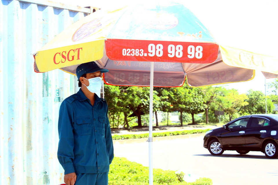  Cùng với lực lượng chính là Công an, lực lượng dân quân tự vệ cũng được huy động để trực tại chốt kiểm soát cầu Bến Thủy. (Ảnh: Tá Chuyên/TTXVN)